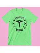 Egy igazi férfi Teslát vezet férfi póló