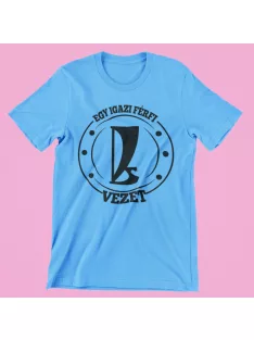 Egy igazi férfi Ladát vezet férfi póló