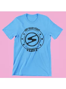 Egy igazi férfi Trabantot vezet férfi póló