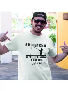  A horgásznál egy dolog szívosabb..a horgász felesége férfi póló