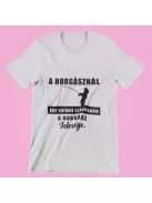 A horgásznál egy dolog szívosabb..a horgász felesége férfi póló
