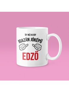 Így néz ki egy igazán jóképú edző bögre