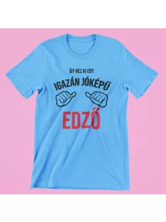 Így néz ki egy igazán jóképú edző férfi póló