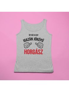 Így néz ki egy igazán jóképű horgász férfi atléta