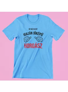 Így néz ki egy igazán jóképű horgász férfi póló