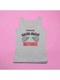 Így néz ki egy igazán jóképű motoros férfi atléta