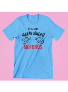 Így néz ki egy igazán jóképű motoros férfi póló