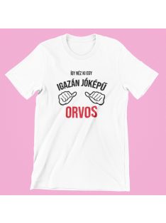 Így néz ki egy igazán jóképű orvos férfi póló