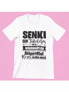   Senki sem tökéletes de a műkörmösök átkozottul közel állnak hozzá női póló